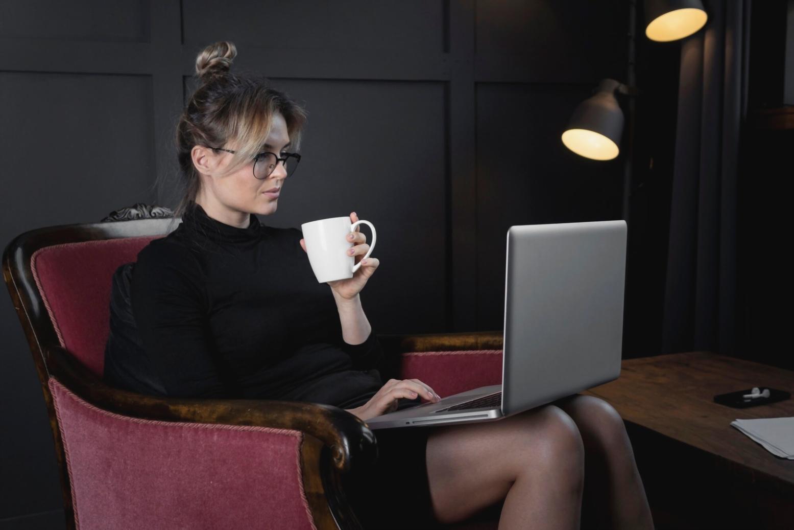 Gemeinsame Teamarbeit bei der Entwicklung neuer Kursformate mit Notizen und Diskussionen