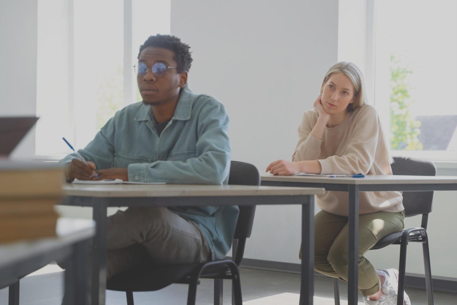 Workshop-Situation mit Teilnehmern, die gemeinsam an Finanzplänen arbeiten