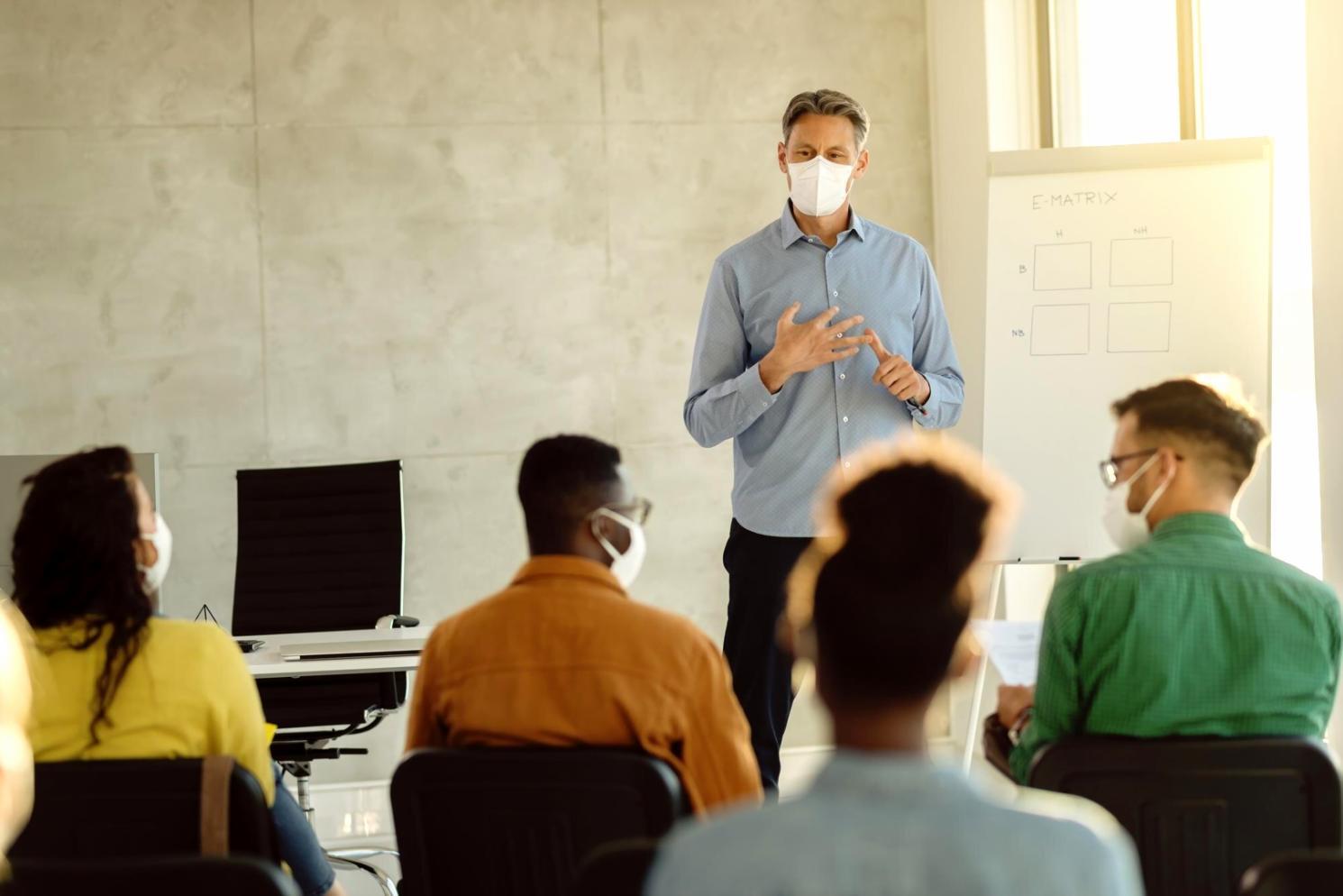 Tablet-Computer zeigt Finanzdiagramme und Grafiken