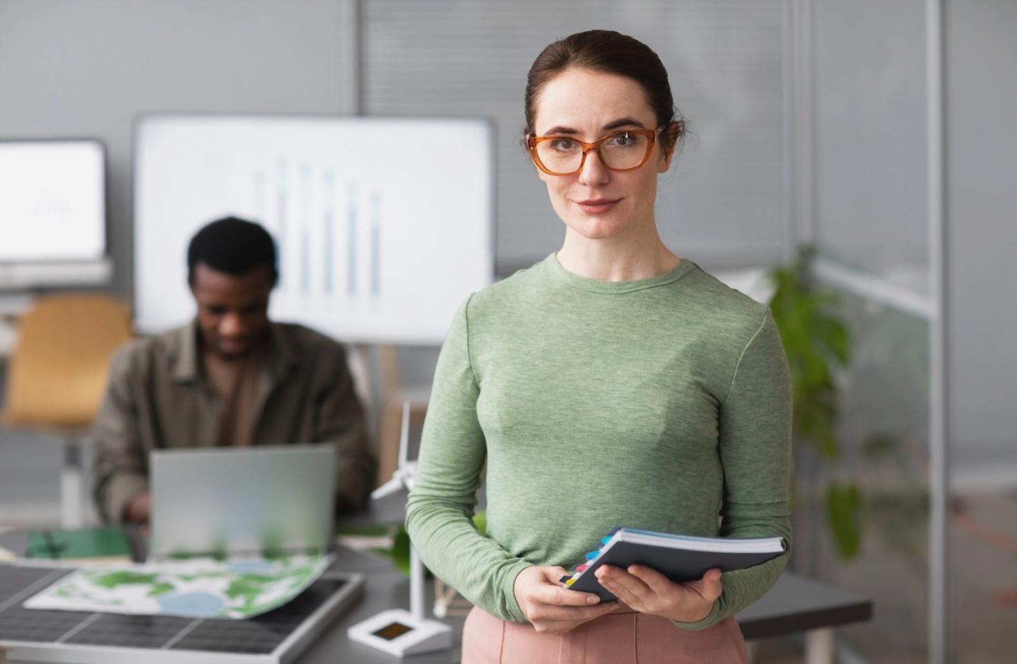 Finanzberatung in entspannter Atmosphäre mit offenen Gesprächen über Geldthemen