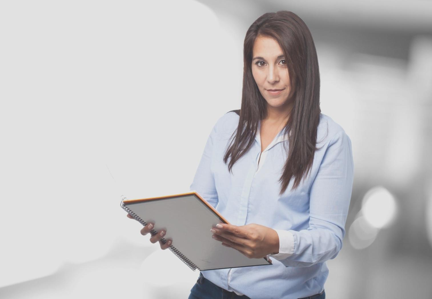 Person arbeitet an Laptop mit Finanzgrafiken auf dem Bildschirm