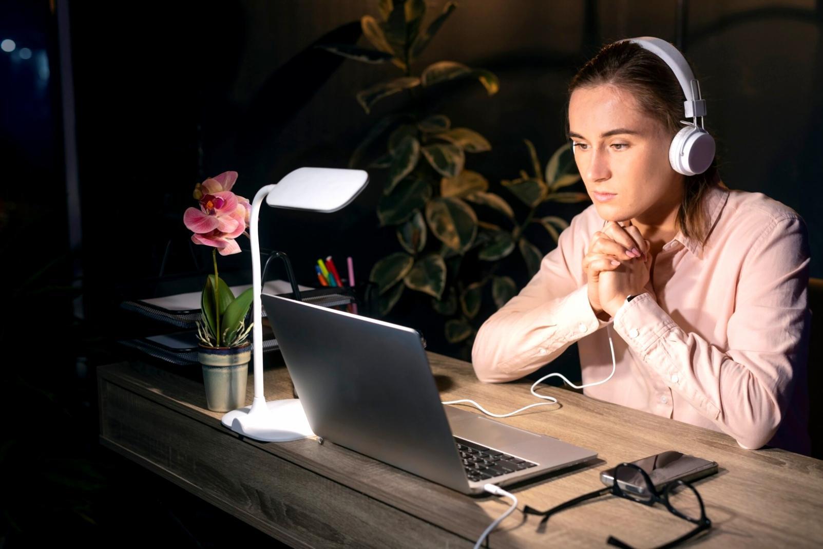 Moderner Desktop-Computer mit mehreren Monitoren